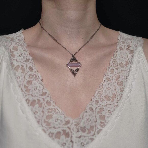 Gothic fairy purple diamond-shape necklace with a small silver chain - Picture 3 of 9